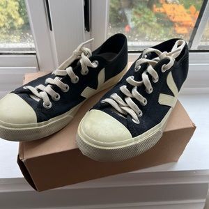 Veja Canvas Nova Low Tops